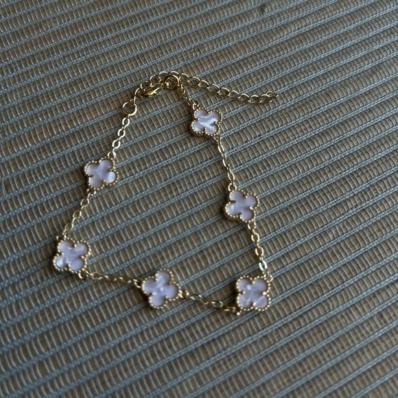 Mini  Gold and  marble White Clover Bracelet - Picture 3 of 4